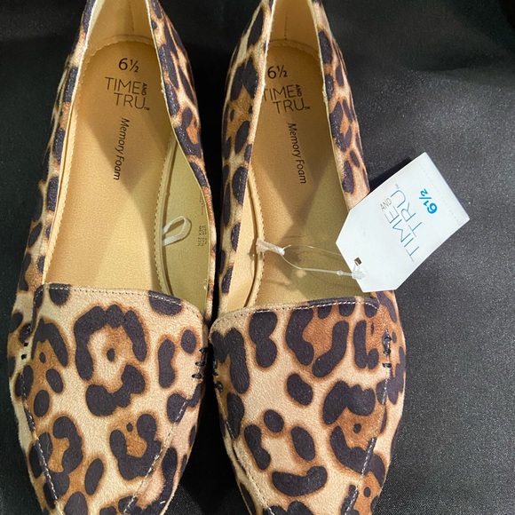 Women’s Time & Tru Leopard Print Point Toe Flats - Picture 3 of 12